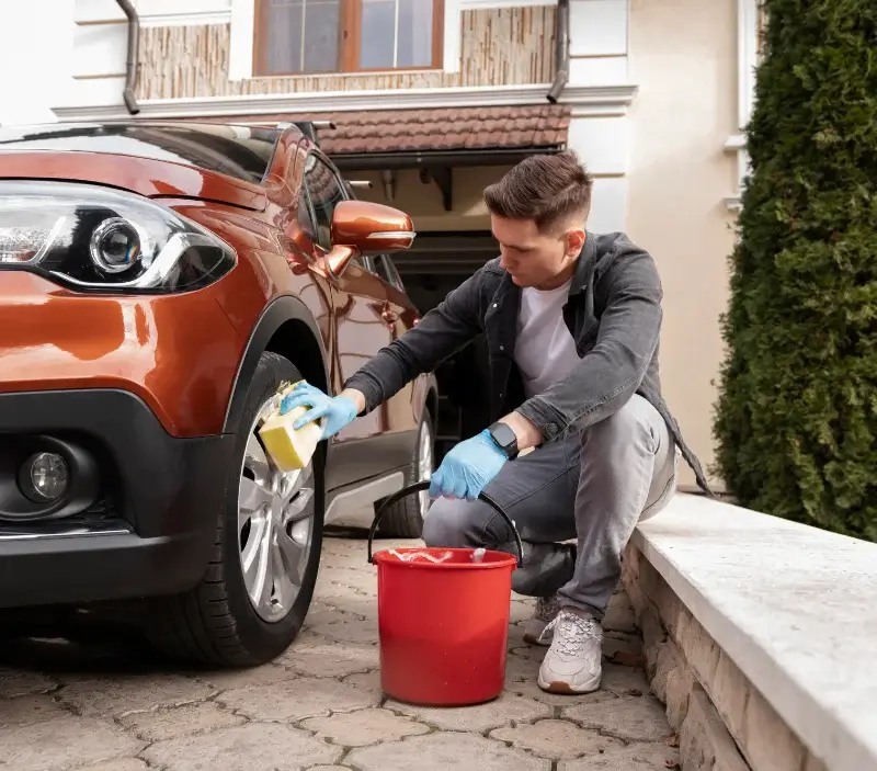 Lavage auto à domicile Ruaudin : professionnel intervenant sur un véhicule